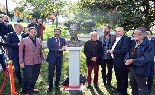 BEŞİKTAŞ BELEDİYESİ ÜNLÜ MÜZİSYEN İLHAM GENCER´İN HEYKELİNİ DİKTİ!