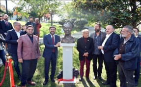 BEŞİKTAŞ BELEDİYESİ ÜNLÜ MÜZİSYEN İLHAM GENCER´İN HEYKELİNİ DİKTİ!