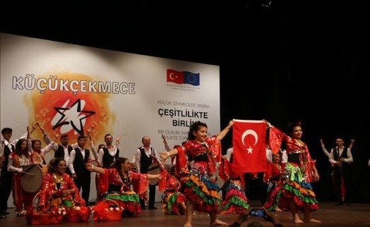 ´RENKLİ İNSANLARIN RENGARENK DÜNYASI NEFES KESTİ´