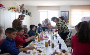 Engelli Öğrencilere El İşi ve Resim Eğitimi Veriliyor