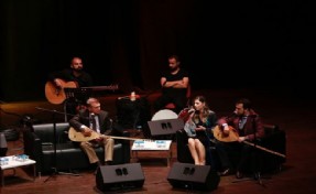 NEŞET ERTAŞ KÜÇÜKÇEKMECE´DE TÜRKÜLERİYLE ANILDI