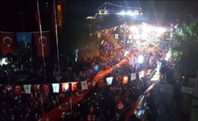 BİNLERCE SARIYERLİ BAYRAĞINI KAPIP GELDİ