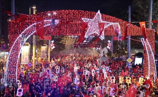 KADIKÖY´DE YÜZ BİNLER CUMHURİYET İÇİN YÜRÜDÜ