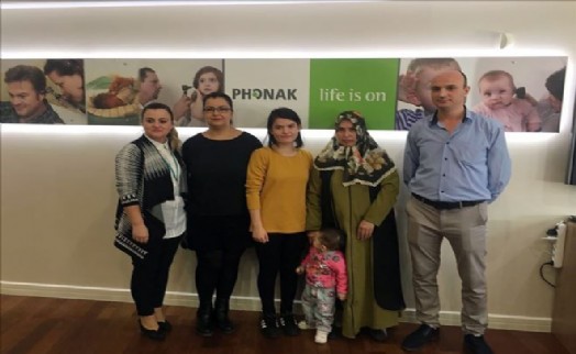 İşitme Engelli Genç Kız Bir Kez Daha Sevdiklerinin Sesini Duydu