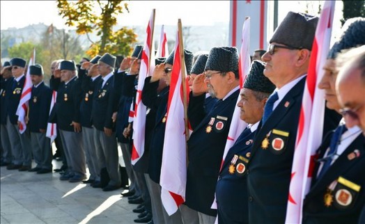 KKTC´NİN 34. KURULUŞ YILDÖNÜMÜNDE GAZİLER DENKTAŞ ANITINDAYDI