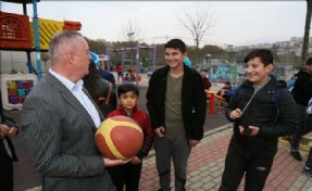 Başkan Aydın Gençlerle Basketbol Oynadı