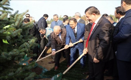ORMAN VE SU İŞLERİ BAKANI DR. VEYSEL EROĞLU´NUN KATILIMIYLA ÇEKMEKÖY´DE FİDAN DİKİLDİ