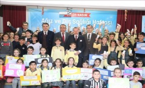 BAYRAMPAŞA BELEDİYESİ´NDEN 20 BİN ÖĞRENCİYE DİŞ BAKIM SETİ