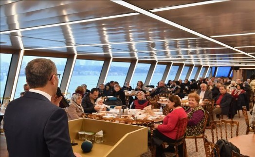 ÜSKÜDAR´IN EMEKLİ ÖĞRETMENLERİ VALİDE SULTAN GEMİSİ´NDE BOĞAZ TURU YAPTI