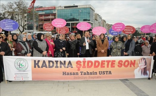 Yüzlerce Kadın, Kadına Yönelik Şiddete Dikkat Çekmek İçin Erkeklere Kahve Dağıttı