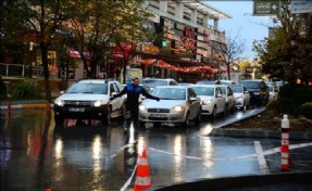 BEYLİKDÜZÜ BELEDİYESİ ZABITA EKİPLERİ TRAFİĞİ RAHATLATMAK İÇİN GÖREVDE