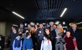 BAŞKAN HAZİNEDAR VE FİKRET ORMAN DOWN SENDROMLU ÇOCUKLARI YALNIZ BIRAKMADI