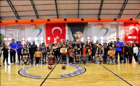 3 ARALIK DÜNYA ENGELLİLER GÜNÜ´NDE BEYLİKDÜZÜ´NDE FARKINDALIK MAÇI YAPILDI