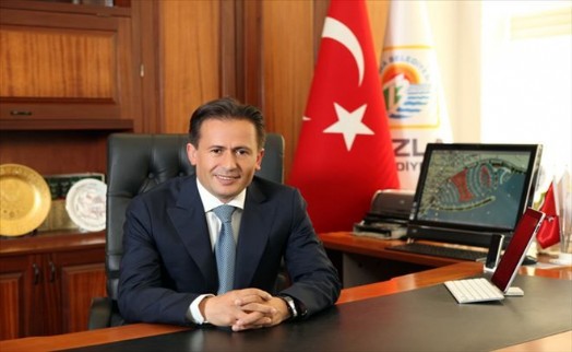 Tuzla Belediye Başkanı Dr. Şadi Yazıcı, Yılın Belediye Başkanı Seçildi