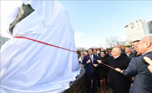 Cengiz Aytmatov Heykeli Maltepe´de Açıldı