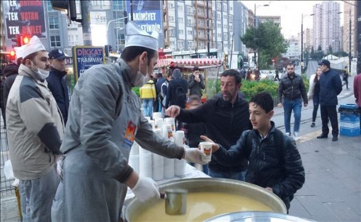 Zeytinburnu´nda Metrobüs Yolcuları Çorbayla İşe Uğurlandı