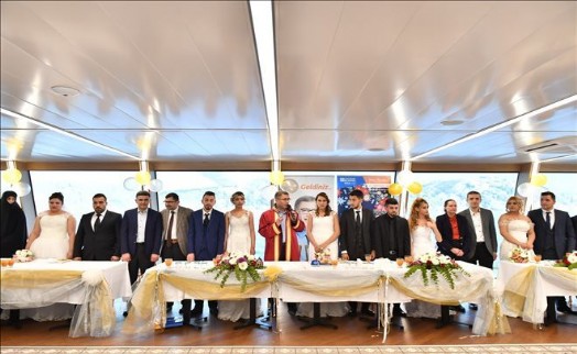 ÜSKÜDAR VALİDE SULTAN GEMİSİ´NDE TOPLU ROMAN DÜĞÜNÜ