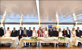 ÜSKÜDAR VALİDE SULTAN GEMİSİ´NDE TOPLU ROMAN DÜĞÜNÜ