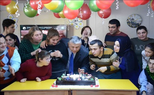 BİR TEBESSÜM YÜREKLERİ ISITTI