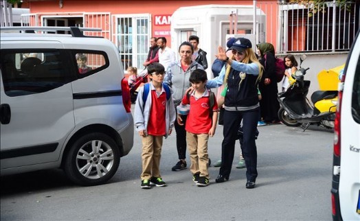 OKUL GİRİŞ ÇIKIŞLARINDA ÇOCUKLAR ZABITALARA EMANET