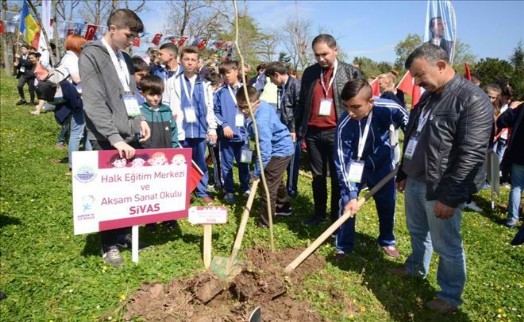 ÇOCUKLARIN BARIŞ FİDANLARINI KESTİLER
