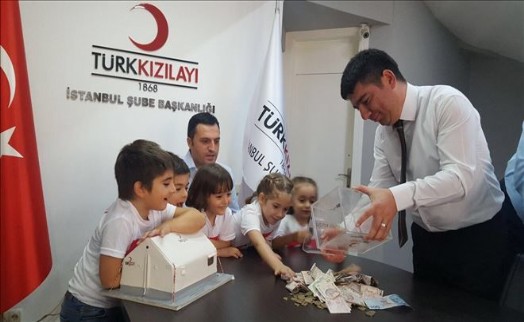 MİNİKLER, KAZANDIKLARI PARAYI KIZILAY´A BAĞIŞLADILAR