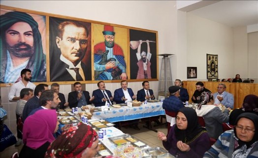 KADIOĞLU KURUÇEŞME CEMEVİ´NDE ORUÇ AÇTI, DUA ETTİ