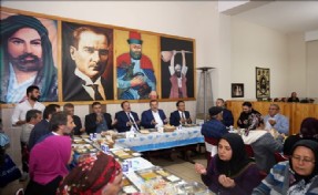 KADIOĞLU KURUÇEŞME CEMEVİ´NDE ORUÇ AÇTI, DUA ETTİ