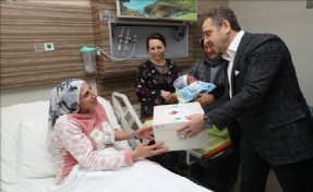 Yeni Yılın İlk Bebeklerine Başkan Usta`dan Ziyaret