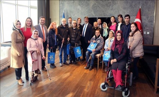BAŞKAN KARADENİZ GÖRME ENGELLİ VATANDAŞLARLA BİR ARADA