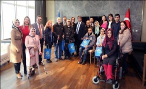 BAŞKAN KARADENİZ GÖRME ENGELLİ VATANDAŞLARLA BİR ARADA