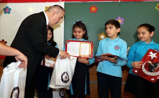Başkan Remzi Aydın, Öğrencilerin Karne Sevinçlerine Ortak Oldu