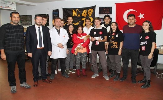 Araba çarpan felçli kediye Robot Takımı´ndan yürüteç