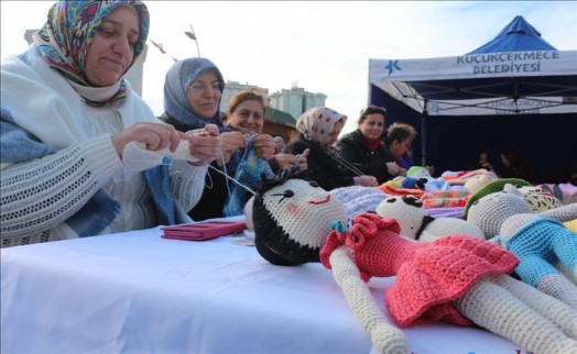 HÜNERLİ ELLER, İLMEKLERİNİ LÖSEMİLİ ÇOCUKLAR İÇİN ATTI