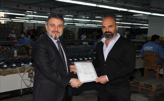 BAŞKAN ALATEPE İŞ YERİ RUHSATINI BİZZAT KENDİSİ VERDİ