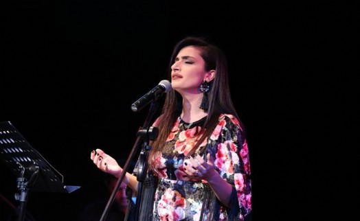 YAPRAK SAYAR, KULAKLARIN PASINI SİLDİ