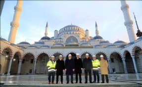 BAŞKAN UYSAL ÇAMLICA CAMİİ İNŞATTINDA  İNCELEMELERDE BULUNDU
