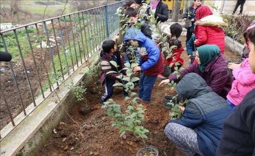 Eyüpsultan´ın Çocukları Çiçek ve Fidan dikti
