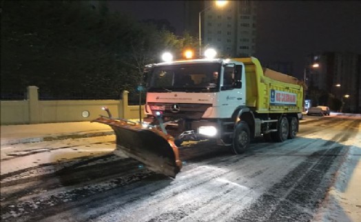 KÜÇÜKÇEKMECE´DE EKİPLER GECE BOYUNCA ÇALIŞTI
