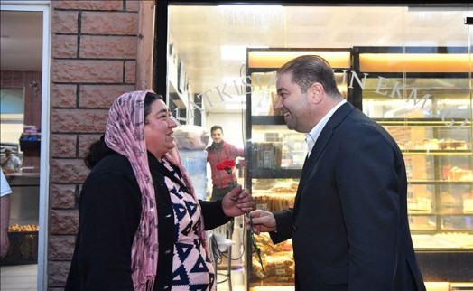 Kadınlar Gününde Kitaplı, Şiirli ve Çiçekli Kutlama