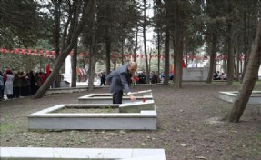 ARNAVUTKÖY´DE ŞEHİT MEZARLARINA KARANFİLLER BIRAKILDI