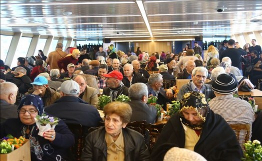 ÜSKÜDAR BELEDİYESİ YAŞLILAR HAFTASINA ÖZEL BOĞAZ TURU DÜZENLEDİ