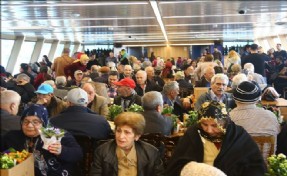 ÜSKÜDAR BELEDİYESİ YAŞLILAR HAFTASINA ÖZEL BOĞAZ TURU DÜZENLEDİ