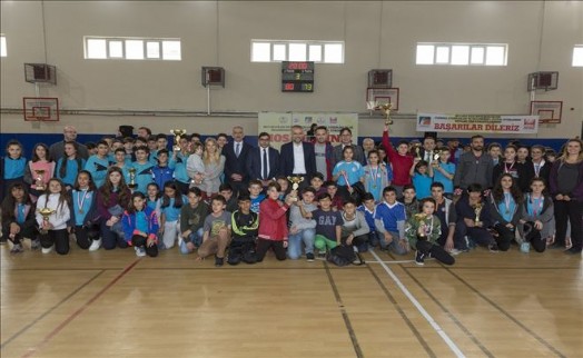 ÇEKMEKÖY´DE ÇOCUK OYUNLARININ KAZANANLARI ÖDÜLLERİNİ ALDI