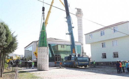 ARNAVUTKÖY’DE DEPREMDE HASAR GÖREN MİNARE YIKILDI