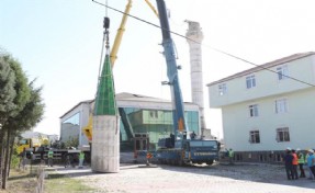 ARNAVUTKÖY’DE DEPREMDE HASAR GÖREN MİNARE YIKILDI