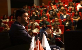 BAŞKAN ÖZTEKİN'E ÜNİVERSİTELİLERDEN YOĞUN İLGİ