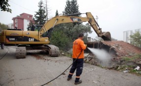 KARTAL BELEDİYESİ, METRUK BİNALARIN YIKIMINA DEVAM EDİYOR