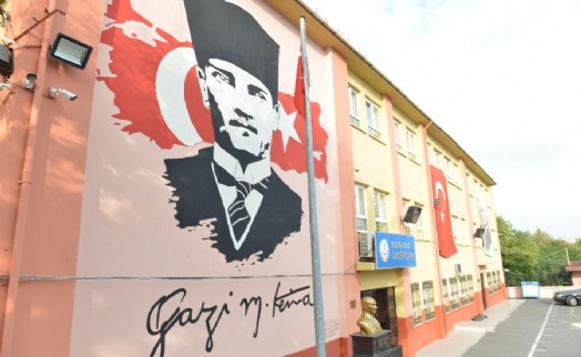 AVCILAR’DA ÖĞRENCİLER ATATÜRK SEVGİSİNİ OKUL DUVARINA İŞLEDİ