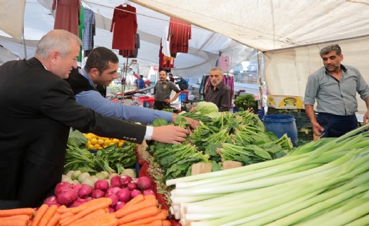 ATAŞEHİR’DE TEZGHLARDAKİ ISPANAKLAR DENETLENİYOR